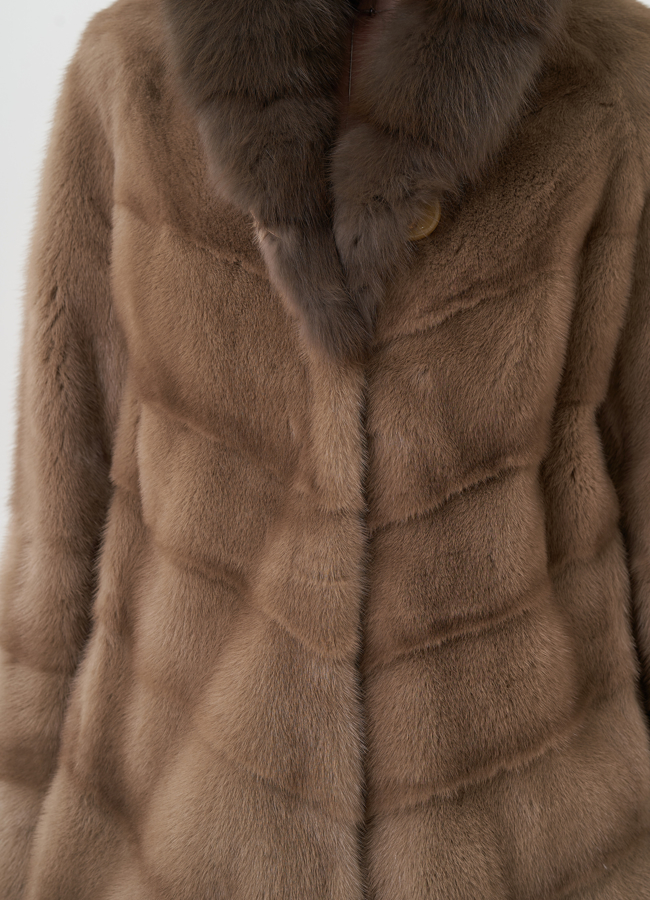 Норковая шуба с капюшоном из меха куницы модель № 26637 универмаг малина