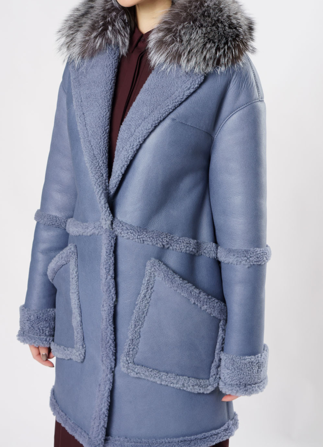 Пальто из овчины голубого цвета с английским воротником модель № 10194 универмаг малина