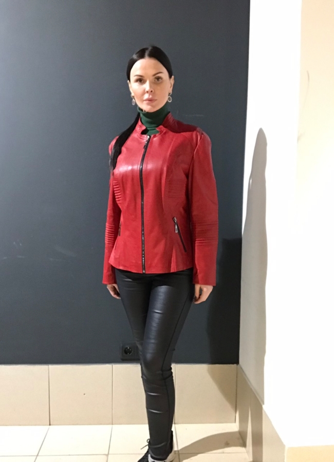 Куртка женская из эко кожи на молнии модель № 7990 меха малина