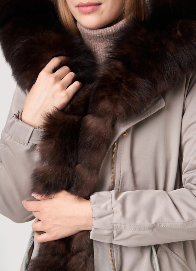 Парка бежевого цвета с отделкой из песца модель № 18066 в рассрочку