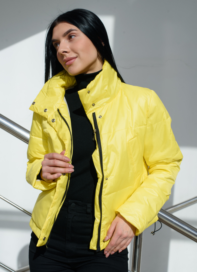 Женская куртка желтого цвета  модель № 22586 в кредит