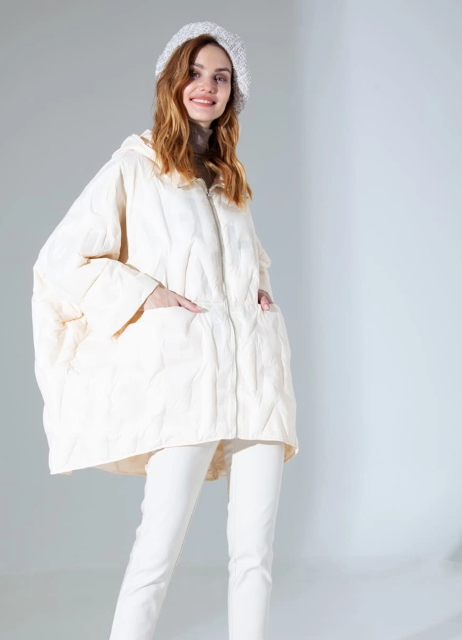 Куртка oversize в молочном цвете модель № 8525 меха малина