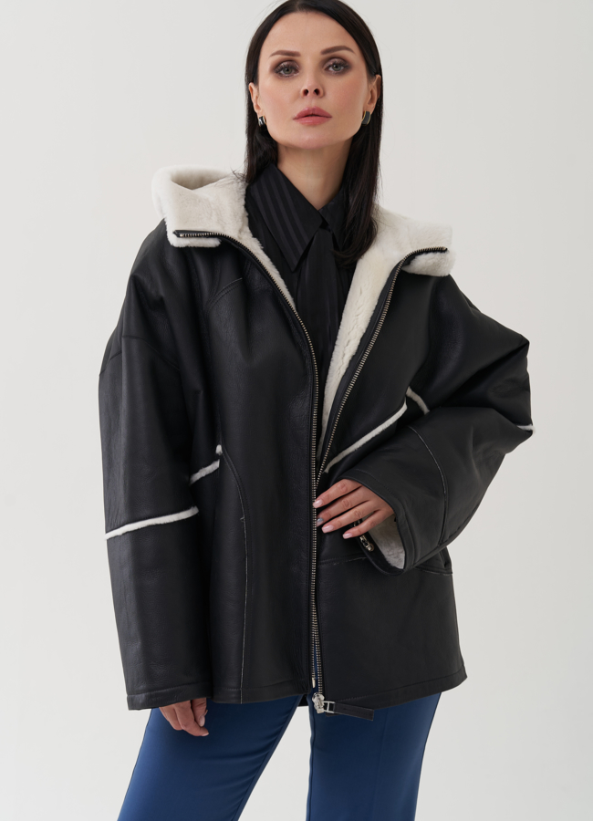 Короткая дубленка черного цвета с капюшоном модель № 25292 универмаг малина