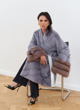 Женская шуба из меха норки с отделкой из меха куницы