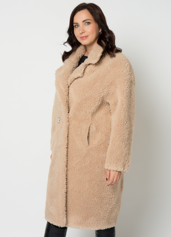 Полупальто из эко меха бежевого цвета с английским воротником модель № 19426 в кредит