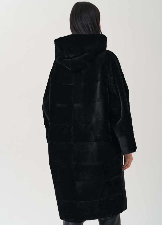 Шуба их меха кролика с капюшоном черного цвета модель № 25334 в кредит