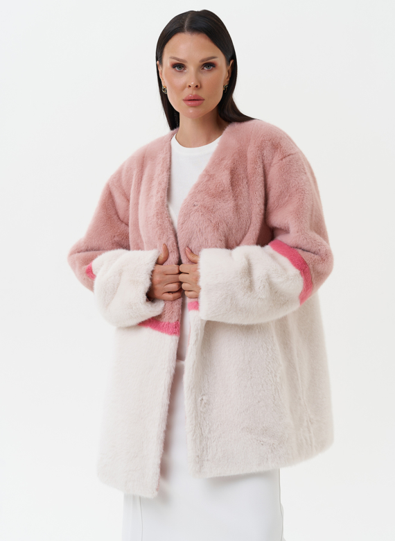 Женская шуба из эко меха в светлом оттенке