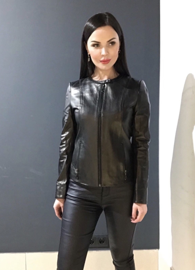 Куртка кожаная черного цвета модель № 10537 меха малина