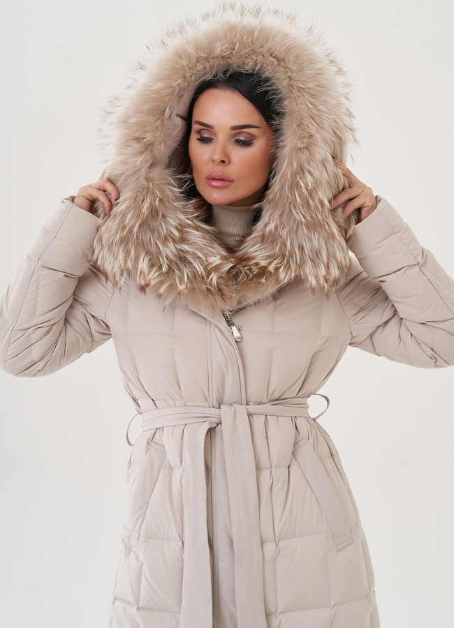Женский пуховик с отделкой капюшона из енота модель № 26076 универмаг малина