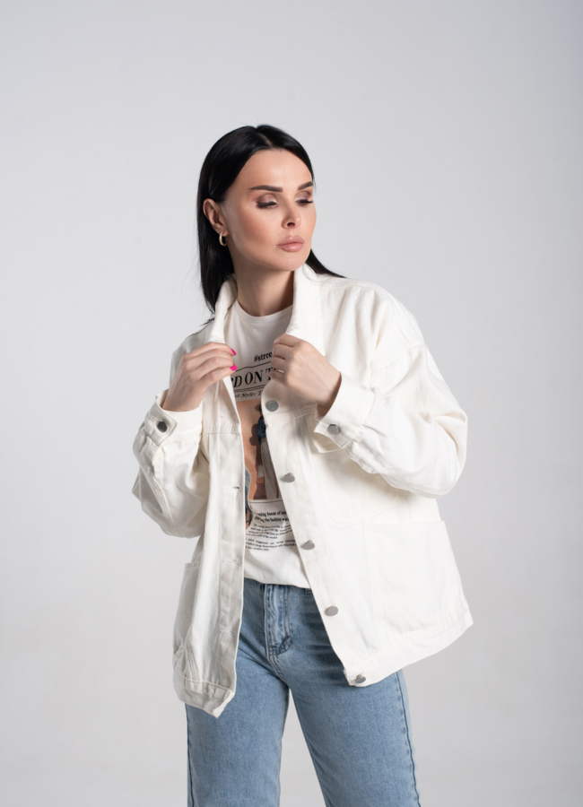 Куртка джинсовая  белого цвета  модель № 24568 меха малина