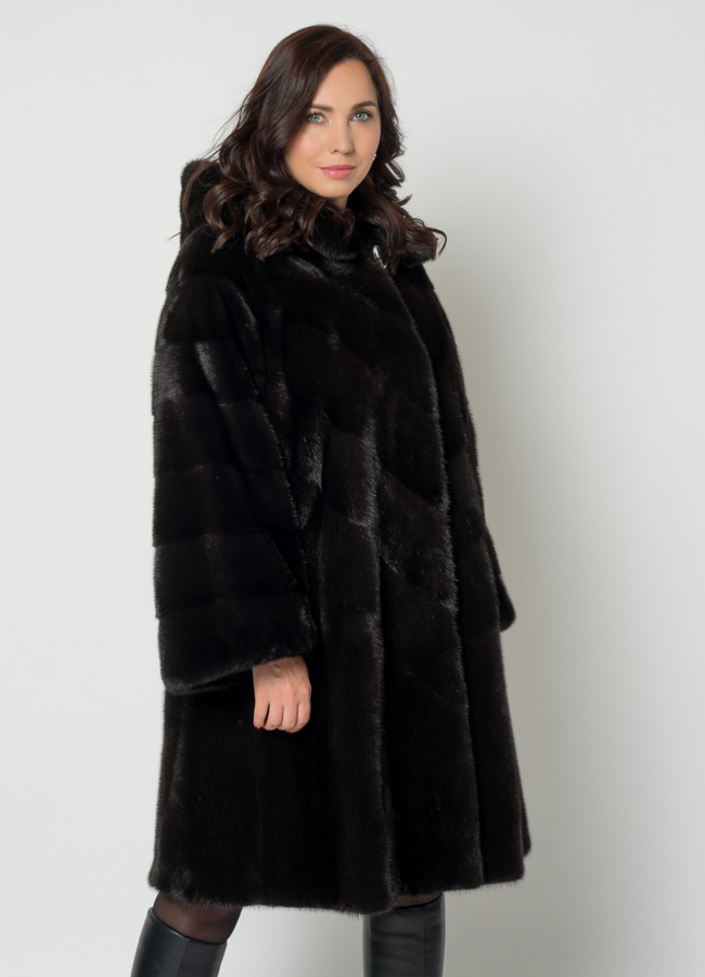 Шуба из скандинавской норки с капюшоном в комбинированной раскладке модель № 16837 в кредит