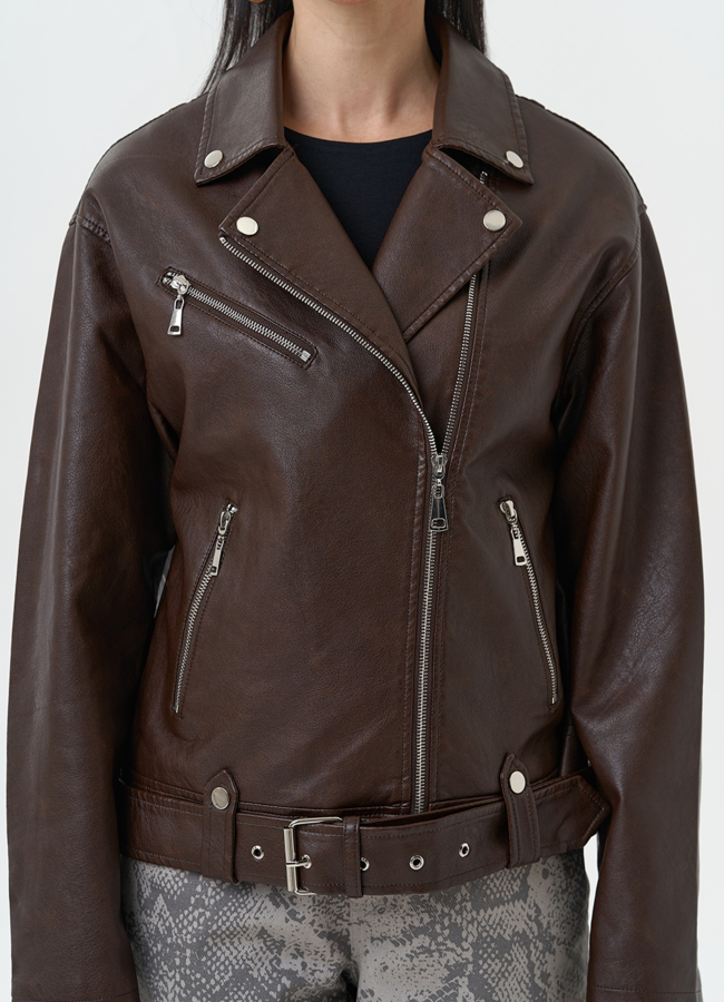 Куртка косуха из эко кожи коричневого цвета модель № 30299 универмаг малина Куртка косуха из эко кожи коричневого цвета модель № 30299 универмаг малина