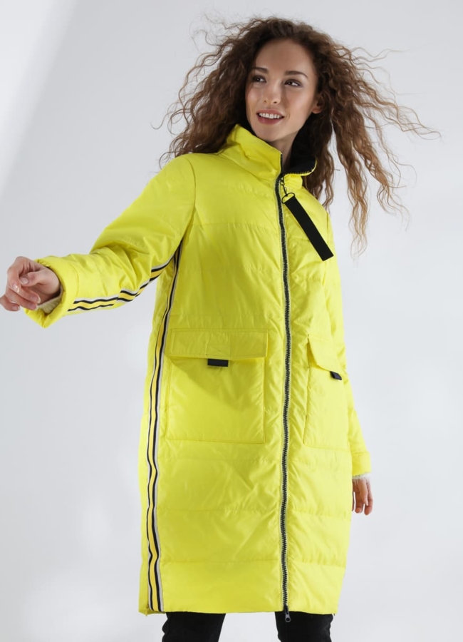 Плащ женский желтого цвета модель № 7723 меха малина