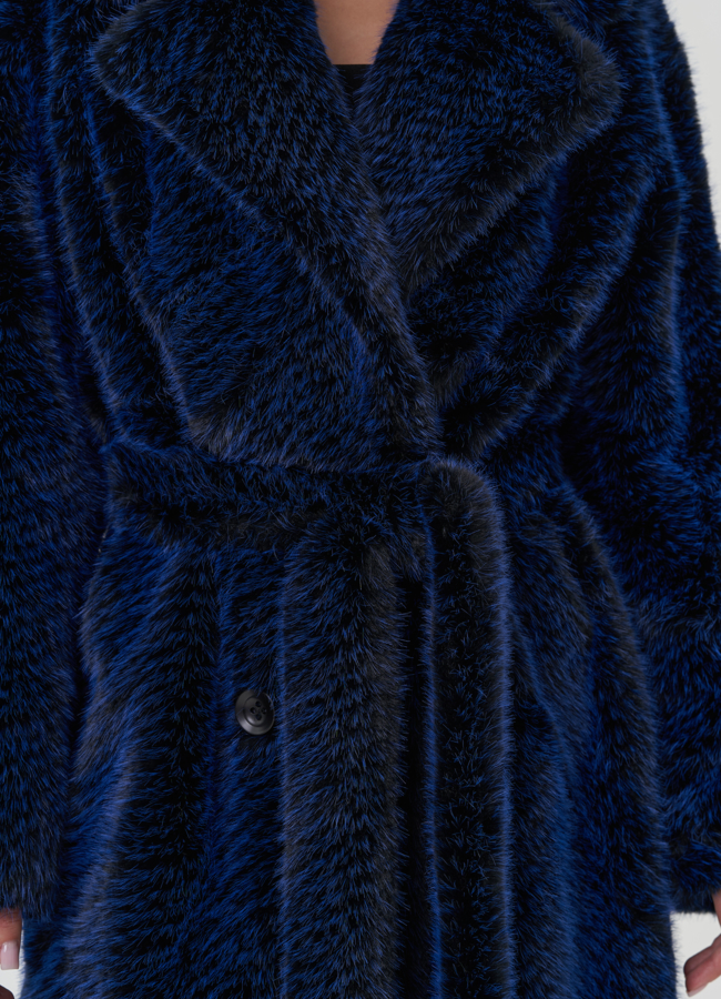 Пальто из эко меха синего цвета с английским воротником модель № 25421 универмаг малина