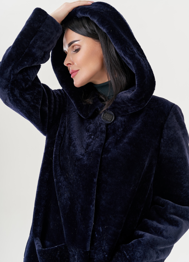 Шуба из овчины синего цвета с капюшоном  модель № 79632 универмаг малина