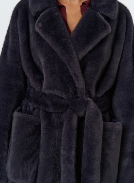 Женское пальто из эко меха с поясом Женское пальто из эко меха с поясом