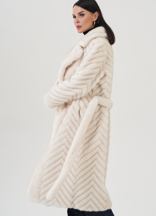 Пальто бежевого цвета из эко меха модель № 24915 в рассрочку