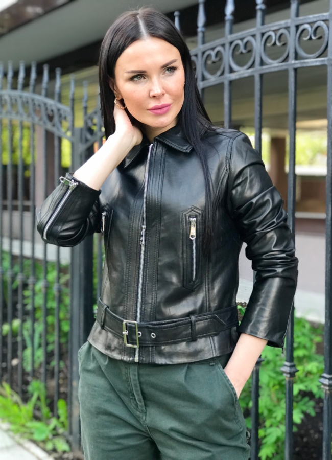 Кожаная куртка черного цвета модель № 2022 в рассрочку