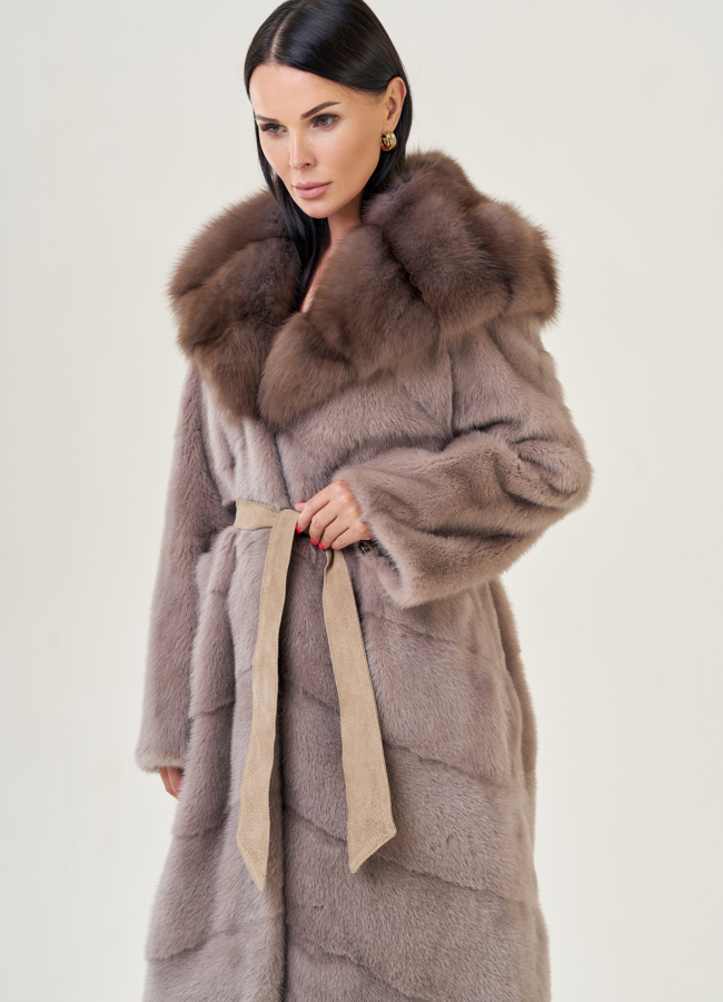 Удлиненная норковая шуба с капюшоном и отделкой из куницы модель № 23098 универмаг малина