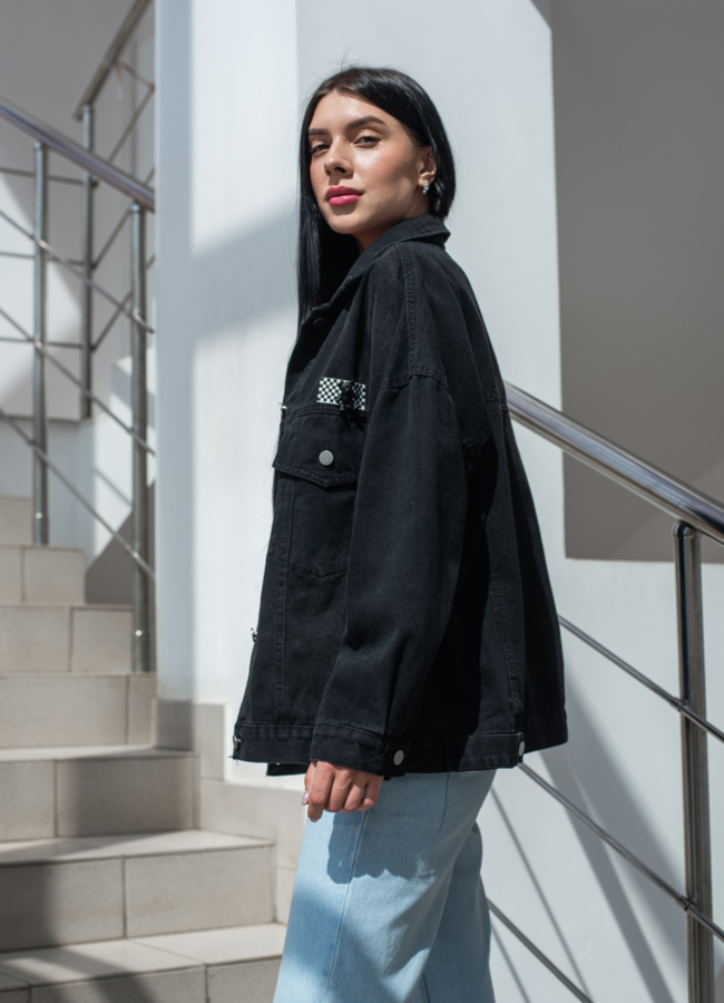 Куртка джинсовая  черного цвета  модель № 22909 меха малина