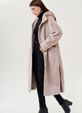 Длинное пальто из эко меха