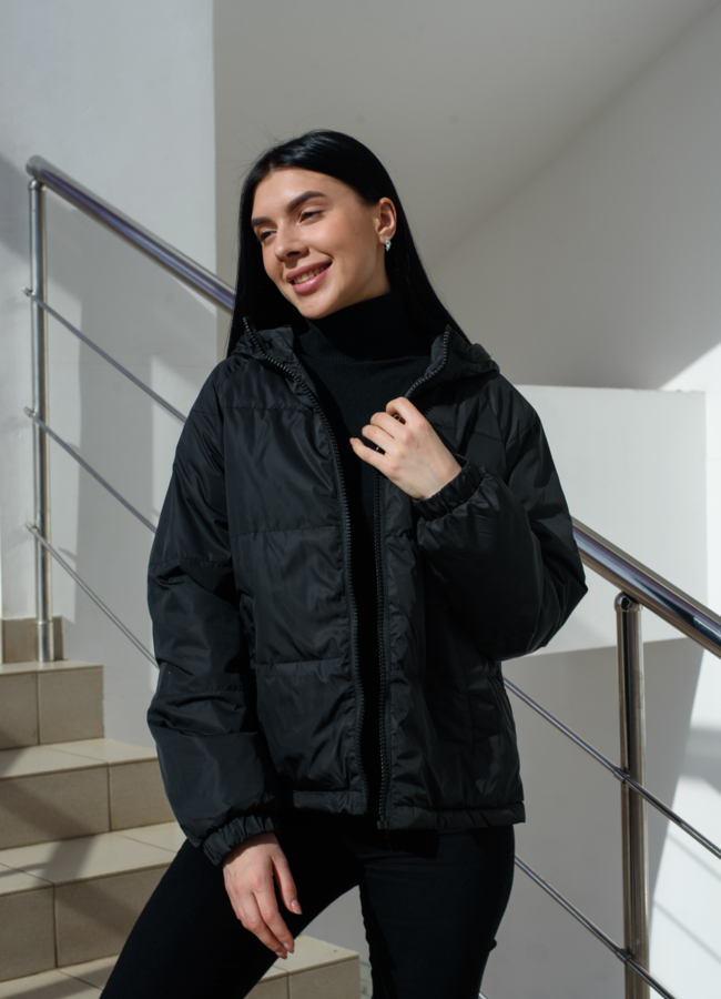 Женская куртка черного цвета с капюшоном модель № 22589 универмаг малина