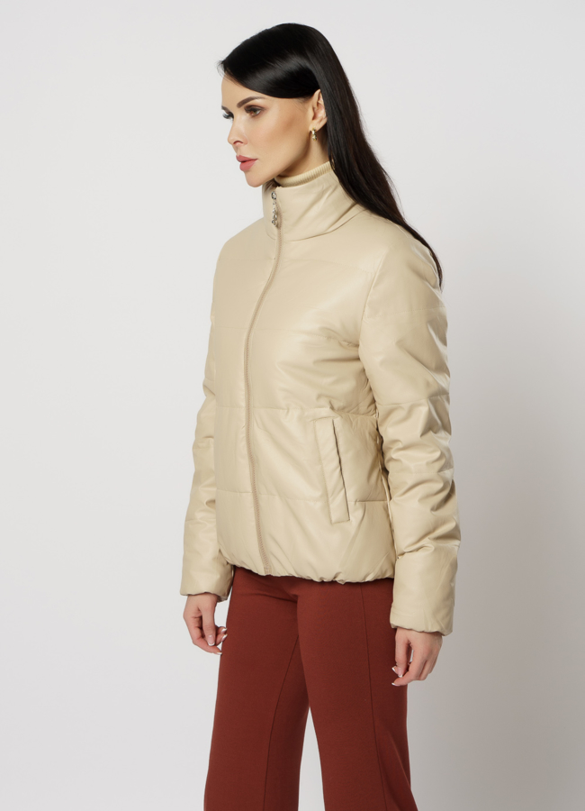 Женская куртка из эко кожи бежевого цвета модель № 5031 в рассрочку