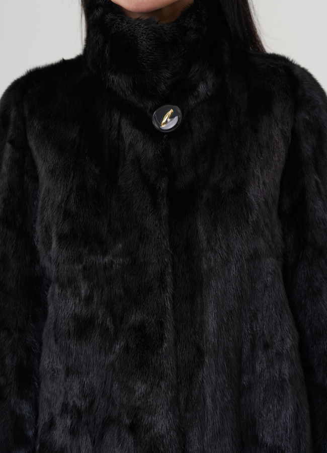 Шуба из меха норки черного цвета в роспуск модель № 25475 в кредит