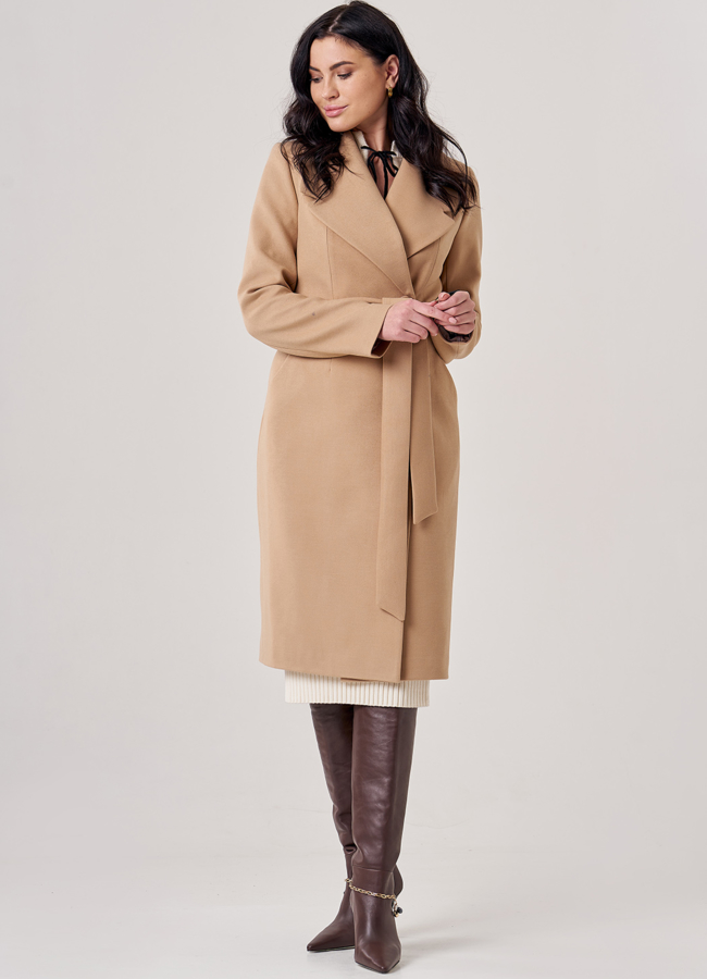 Пальто женское бежевого цвета с поясом модель № 20724 в кредит