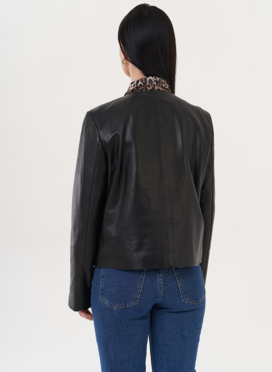 Жакет из натуральной кожи с акцентными пуговицами Жакет из натуральной кожи с акцентными пуговицами