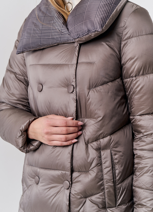 Удлиненный пуховик коричневого цвета  модель № 21889 универмаг малина