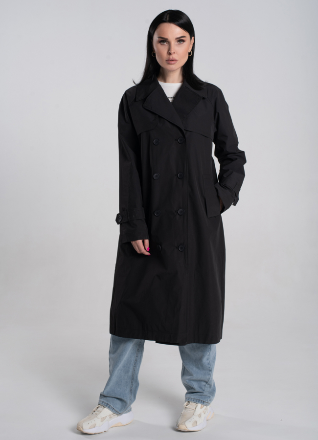 Плащ женский с английским воротником черного цвета  модель № 24546 меха малина