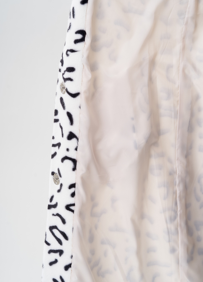 Женское пальто с английским воротником белого цвета  модель № 24114 универмаг малина