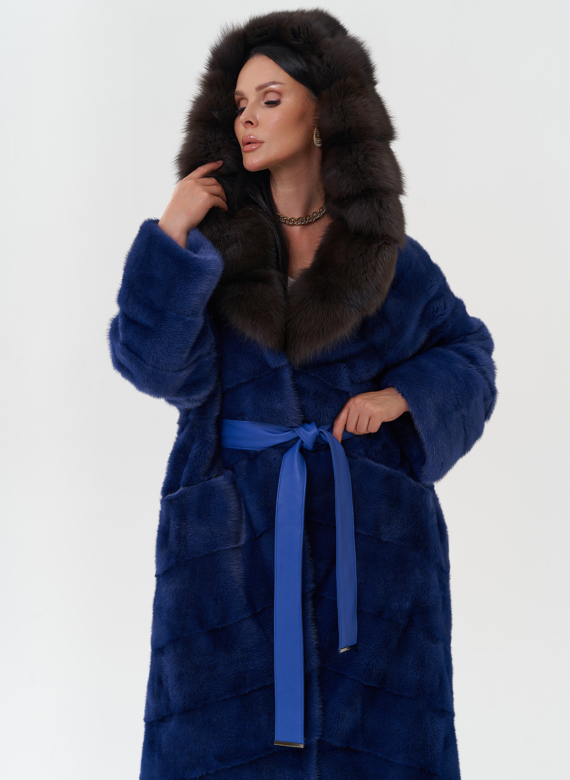 Шуба из норки с капюшоном из меха куницы