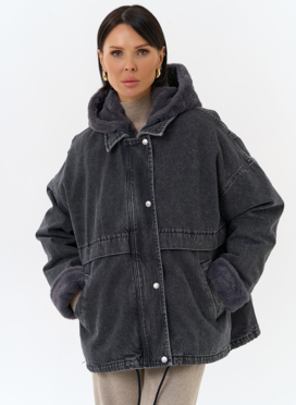 Женская утепленная джинсовая куртка с отделкой из эко меха