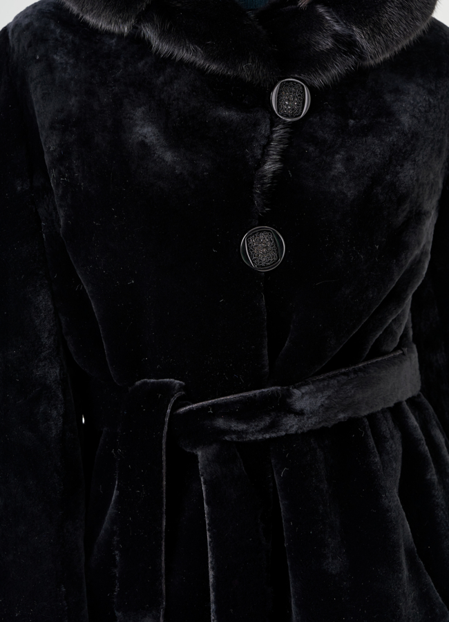 Шуба из овчины в черном цвете с капюшоном  модель № 79634 универмаг малина