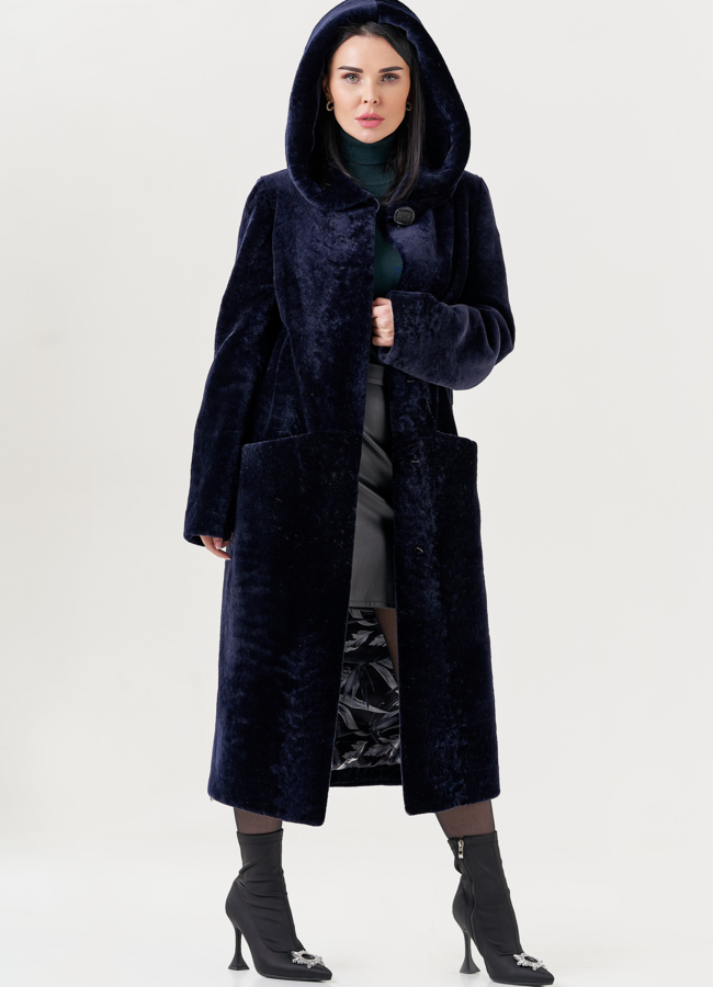 Шуба из овчины синего цвета с капюшоном  модель № 79632 универмаг малина