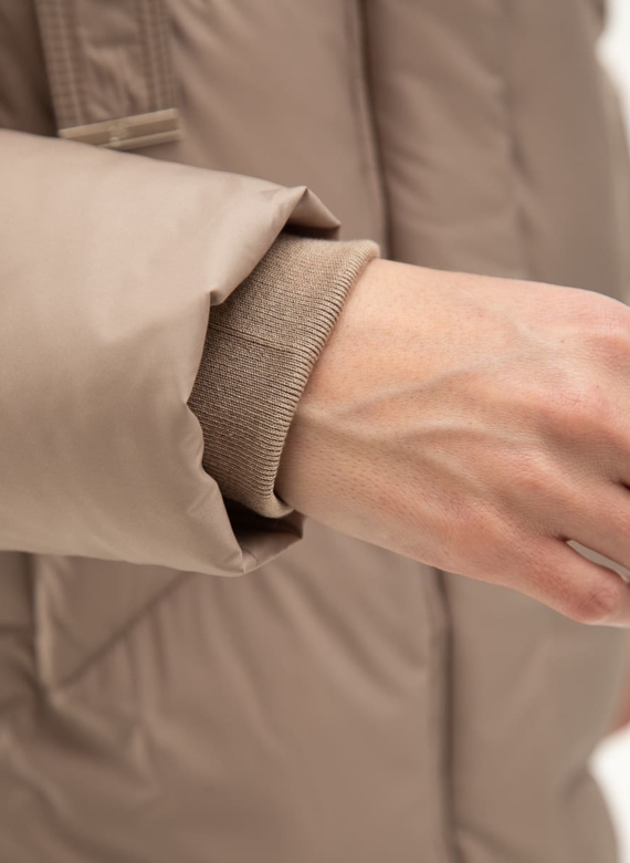 Женский пуховик  капюшоном