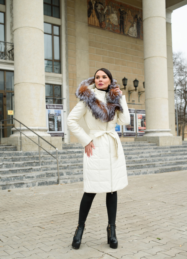 Светлый пуховик из эко кожи скапюшоном модель № W204 в кредит