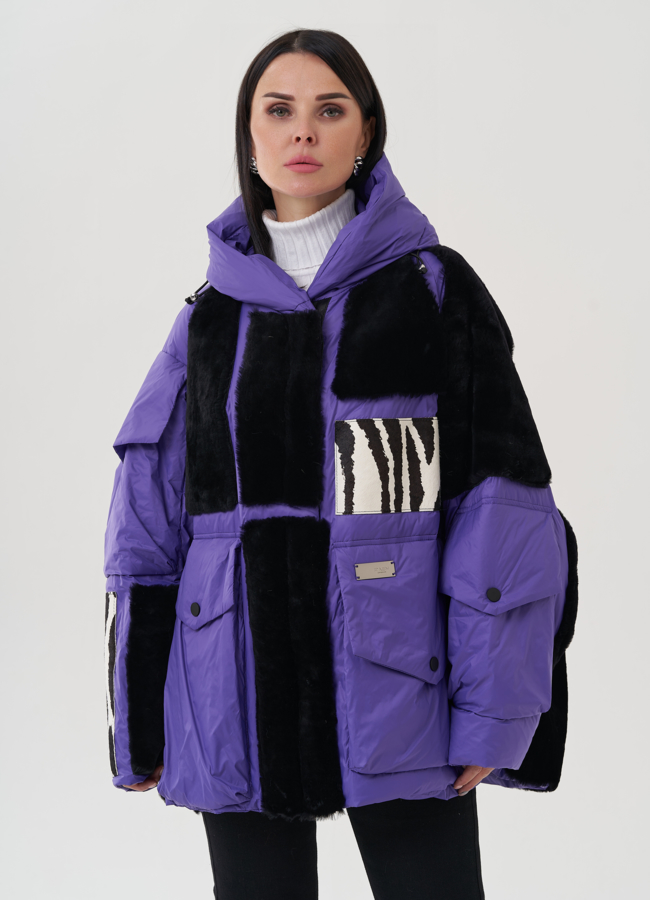 Куртка оверсайз фиолетового цвета модель № 25480 меха малина