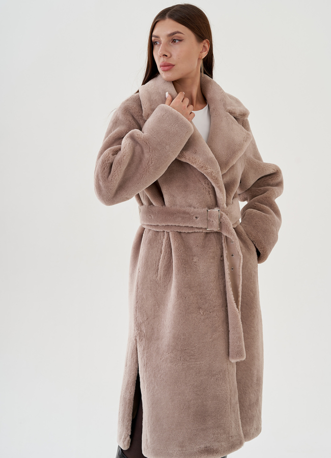 Пальто из эко меха в бежевом цвете модель № 25353 универмаг малина