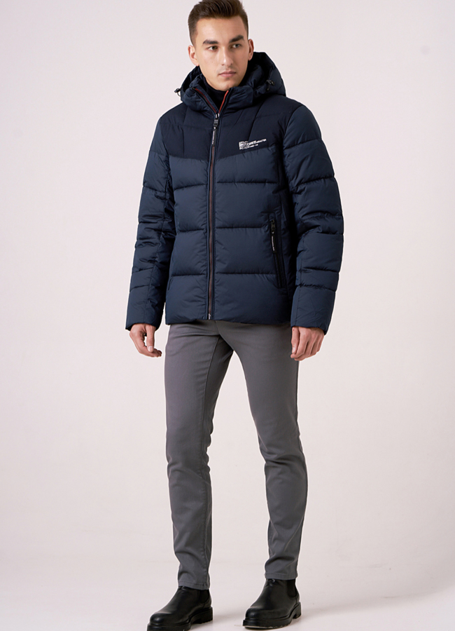 Куртка синего цвета на молнии с капюшоном модель № 925 меха малина