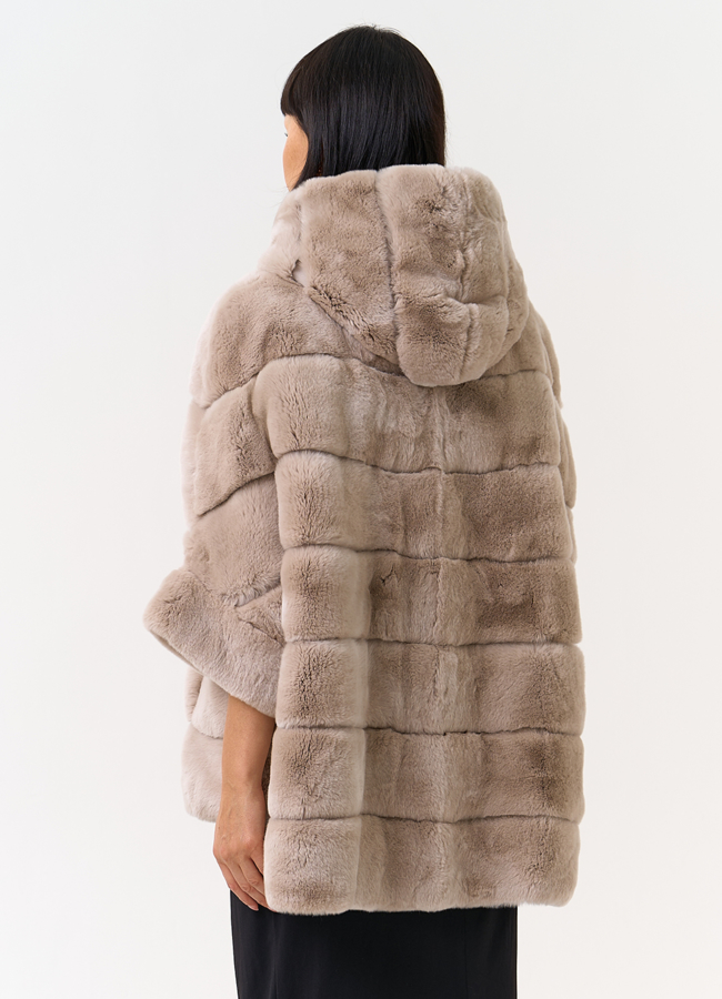 Короткая шуба из меха кролика с капюшоном модель № 25886 в кредит Короткая шуба из меха кролика с капюшоном модель № 25886 в кредит