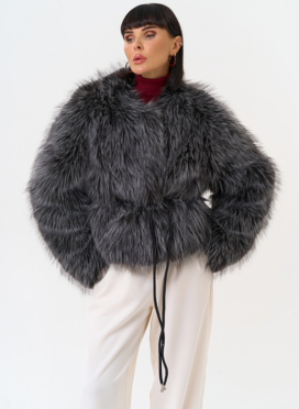 Короткая куртка из эко меха с декоративным поясом Короткая куртка из эко меха с декоративным поясом