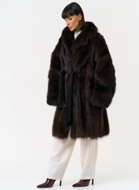 Шуба из меха енота с английским воротником Шуба из меха енота с английским воротником