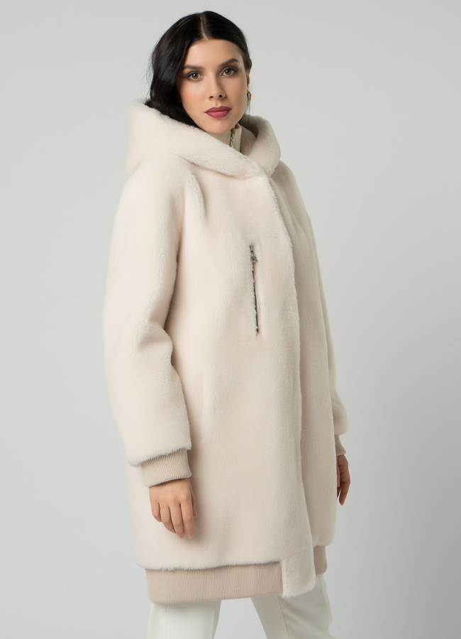 Бомбер из эко меха в белом цвете с капюшоном модель № 21140 в кредит