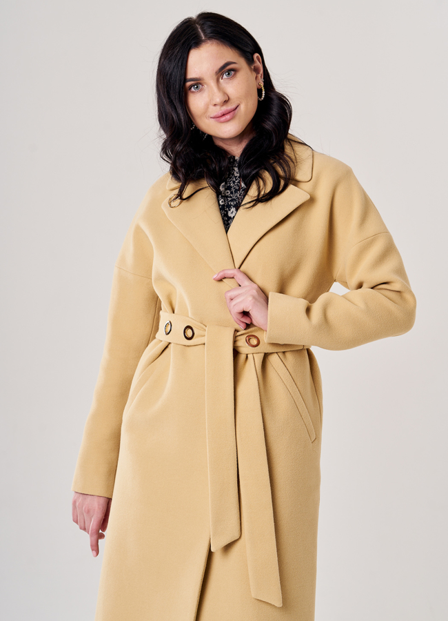 Пальто женское желтого цвета с поясом модель № 4-7038/20-021 меха малина Пальто женское желтого цвета с поясом модель № 4-7038/20-021 меха малина