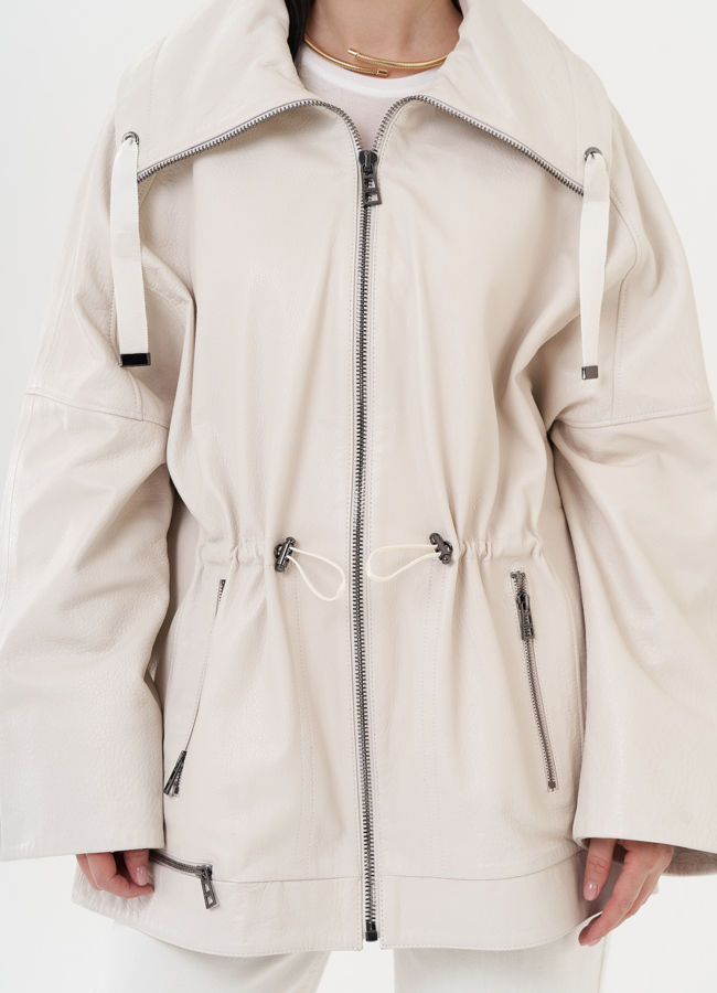 Светлая куртка оверсайз из натуральной кожи модель № 27141 в рассрочку