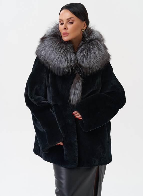 Шуба из меха кролика с капюшоном из чернобурки