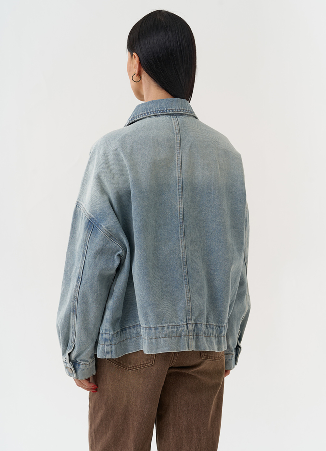 фото Женская джинсовая куртка голубого цвета модель № 30411